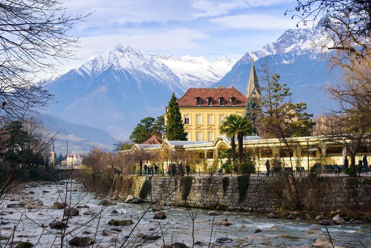 Blick auf Merano – ein perfekter Ort zum Entspannen und Ihren Jacuzzi zu genießen