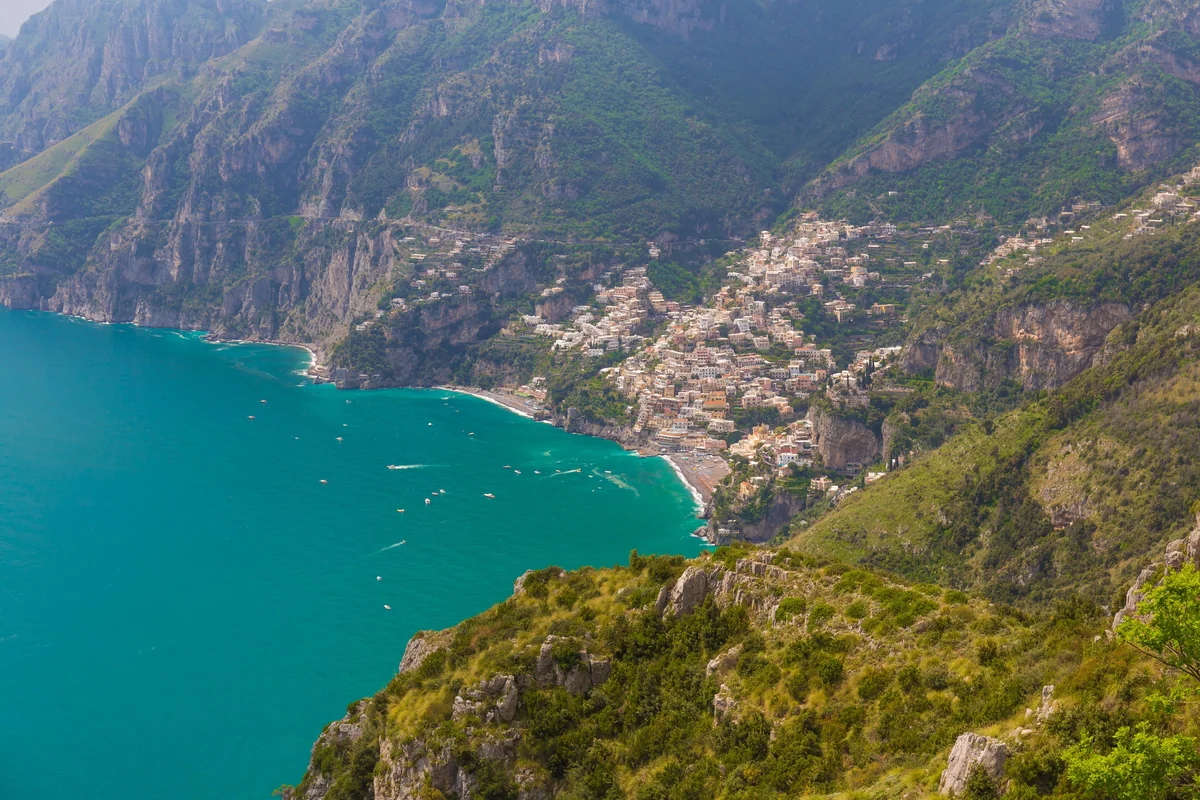Blick auf Praiano – ein perfekter Ort zum Entspannen und Ihren Jacuzzi zu genießen